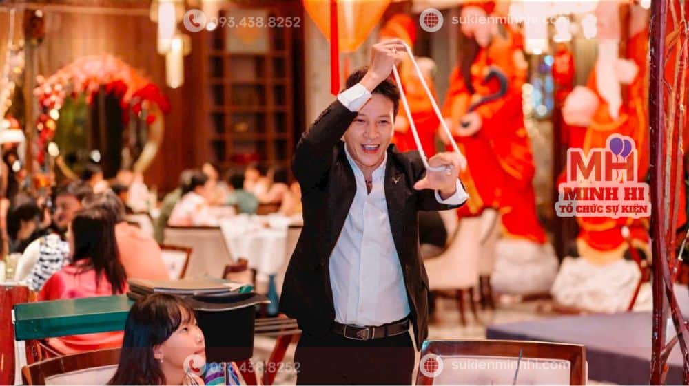 Cho Thuê Ảo Thuật Gia Chuyên Nghiệp Giá Rẻ – Biểu Diễn Đẳng Cấp ảo thuật cận cảnh tương tác với tiết mục biến hoá với dây thừng