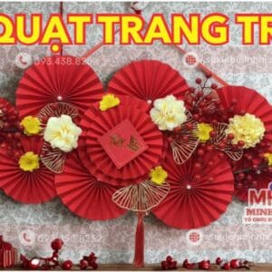 Set quạt trang trí tết mh1 với thiết kế màu đỏ nổi bật và kết hợp hoa vàng làm điểm nhấn sang trọng