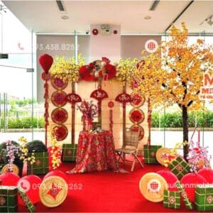 Trang trí tiểu cảnh tết truyền thống với hoa mai vàng nổi bật và các phụ kiện khác