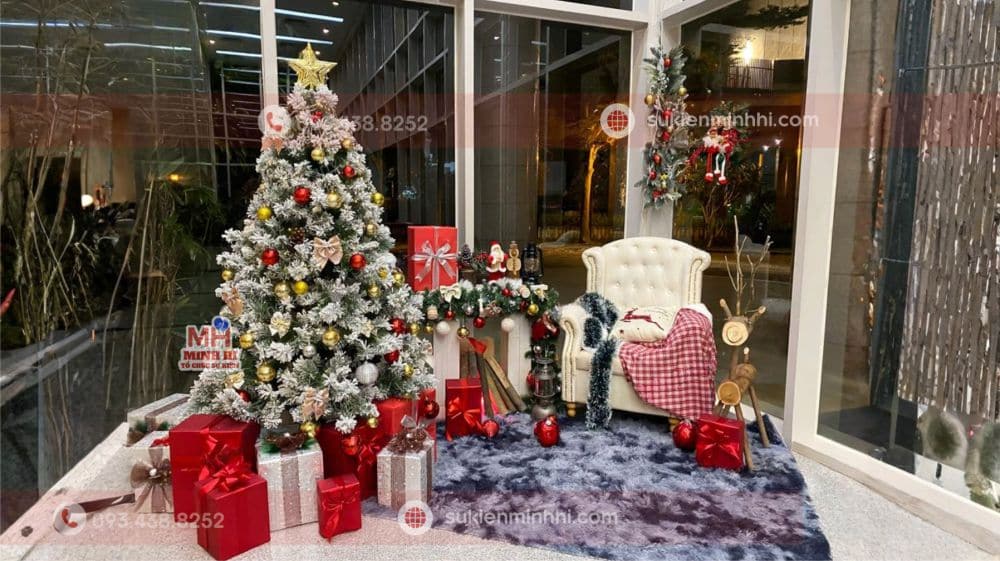 Gợi Ý Tưởng Decor Giáng Sinh Đơn Giản Tại Nhà – Đẹp, Ấm Áp Và Dễ Làm Ý tưởng decor giáng sinh cho phòng khách với cây thông và hộp quà màu đỏ