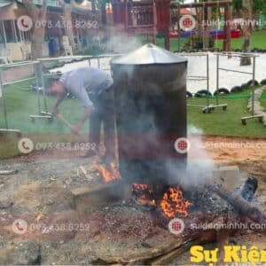 Công đoạn nấu bánh chưng tại sự kiện do Sự Kiện Minh Hi thực hiện