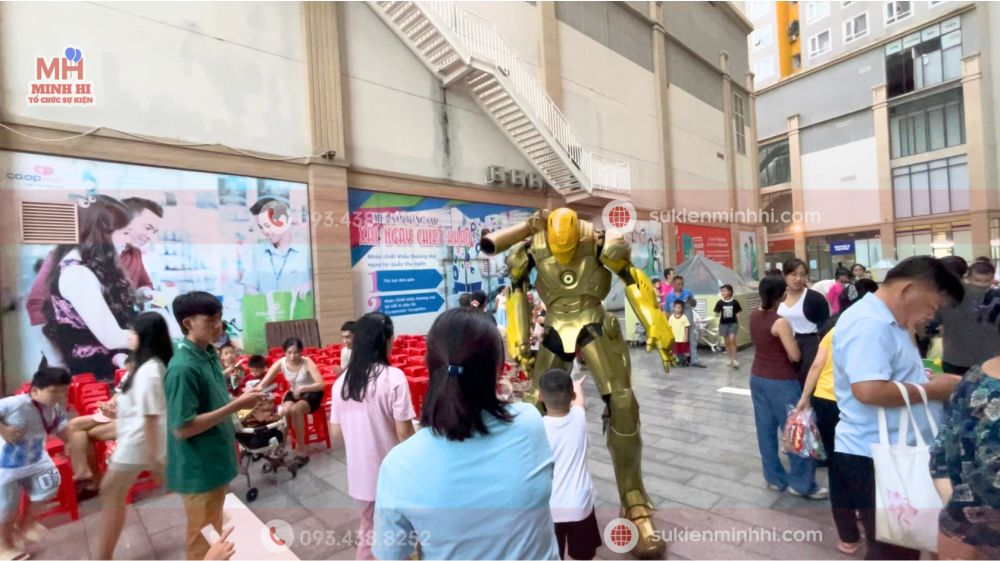 Tổ Chức Chương Trình Trung Thu Cho Chung Cư THE CBD PREMIUM HOME Mascot robot khổng lồ giao lưu với trẻ tại khu chung cư The Premium home