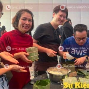 Nghệ nhân gói bánh chưng cho sự kiện tất niên tại Hồ Tràm