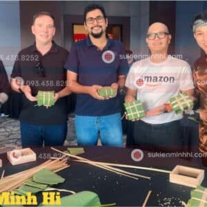 Nghệ nhân hướng dẫn gói bánh chưng cho sự kiện tại Hồ Tràm Vũng Tàu