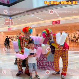 Chú hề làm kẹo bông gòn cho sự kiện tại trung tâm thương mai