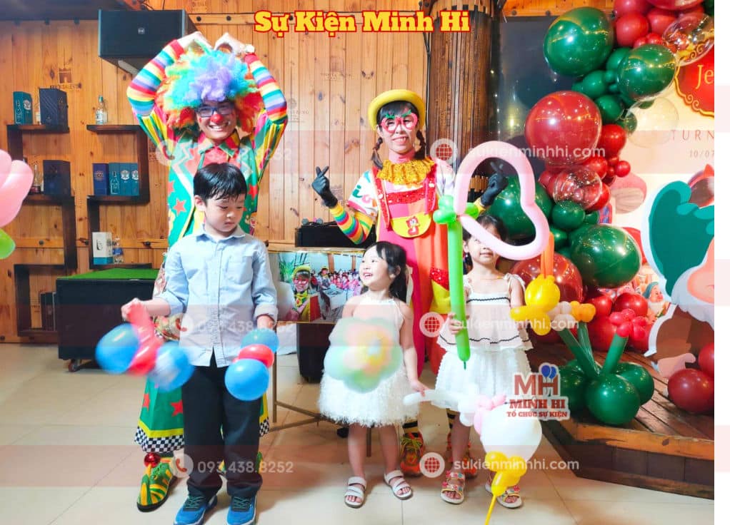 Chú hề làm kẹo bông gòn cho tiệc sinh nhật tại nhà cho bé