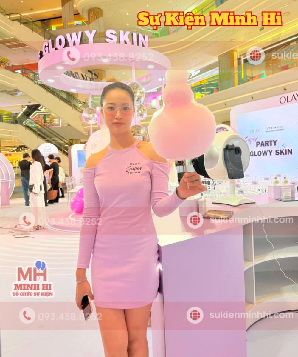 Hình ảnh khách hàng thưởng thức dịch vụ làm kẹo bông gòn tại sự kiện