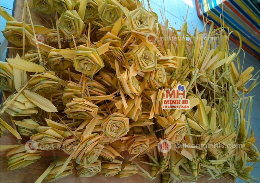 Sản phẩm tạo hình lá dừa do nghệ nhân thực hiện tại một sự kiện