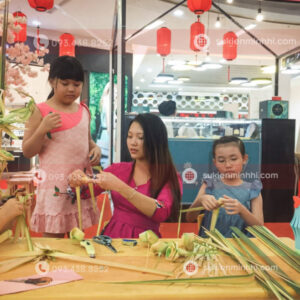 NGHỆ NHÂN XẾP LÁ DỪA CHO SỰ KIỆN Nghệ nhân xếp lá dừa tại sự kiện triển lãm tại trung tâm thương mại