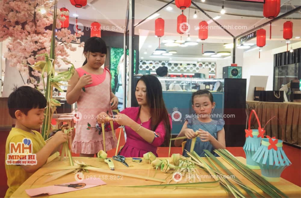 NGHỆ NHÂN XẾP LÁ DỪA CHO SỰ KIỆN Nghệ nhân xếp lá dừa tại sự kiện triển lãm tại trung tâm thương mại