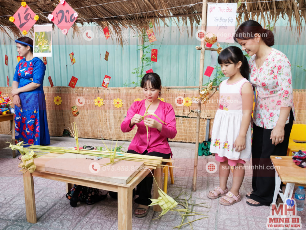 NGHỆ NHÂN XẾP LÁ DỪA CHO SỰ KIỆN Nghệ nhân xếp lá dừa cho sự kiện tết tại TPHCM