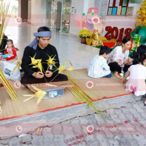 NGHỆ NHÂN XẾP LÁ DỪA CHO SỰ KIỆN Nghệ nhân xếp lá dừa cho sự kiện của trường học