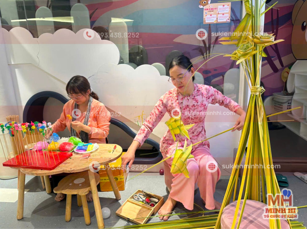 NGHỆ NHÂN XẾP LÁ DỪA CHO SỰ KIỆN Nghệ nhân xếp lá dừa kết hợp nghệ nhân tò he trong sự kiện của khu vui chơi