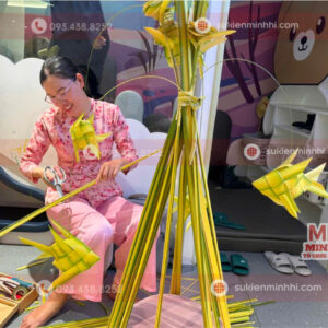 NGHỆ NHÂN XẾP LÁ DỪA CHO SỰ KIỆN Nghệ nhân xếp lá dừa tại khu vui chơi cho trẻ em