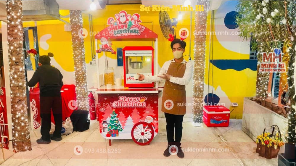 Dịch Vụ Làm Bắp Rang Bơ Chuyên Nghiệp Cho Sự Kiện Tại TPHCM Nhân sự làm bắp rang bơ cho sự kiện giáng sinh 2025 do Sự Kiện Minh Hi cung cấp