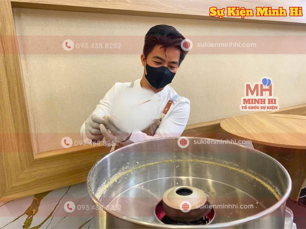 Nhân sự làm kẹo bông gòn tại một sự kiện do SỰ KIỆN MINH HI cung cấp