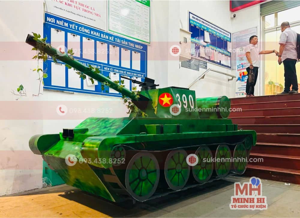 Mô hình xe tăng trang trí 30/4 tại cơ quan do Sự Kiện Minh Hi cung cấp