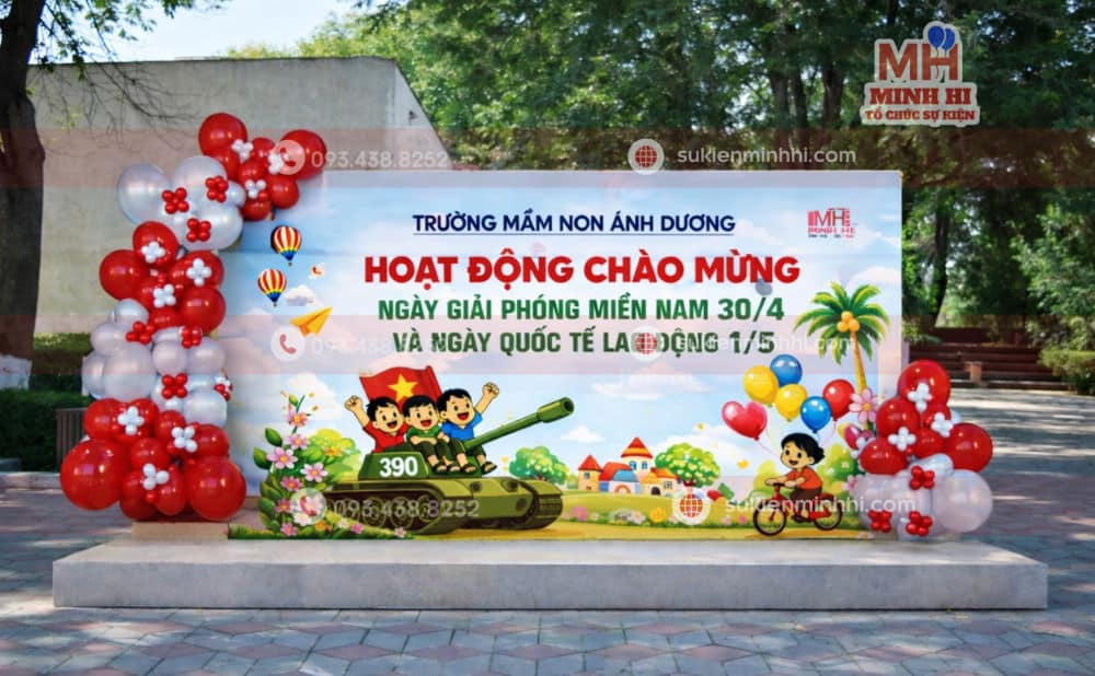 Trang trí phông nền 30/4 với bong bóng tone đỏ và bạc