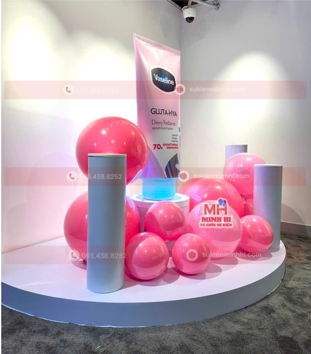 Decor góc trưng bày sản phẩm đơn giản cho Vaseline Gluta-Hya với bong bóng được bố trí quanh bục để góc trưng bày đẹp từ nhiều hướng.