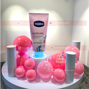 Góc trưng bày sản phẩm trang trí đơn giản cho Vaseline Hya với bong bóng trong suốt lồng bóng pastel hồng