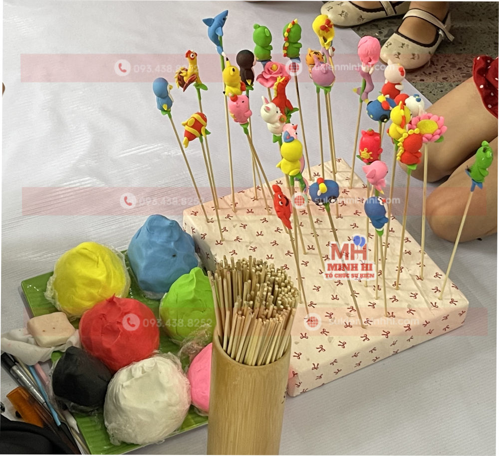 Nguyên liệu nặn Tò He và những mẫu Tò He do nghệ nhân thực hiện tại sự kiện 1-6 quốc tế thiếu nhi