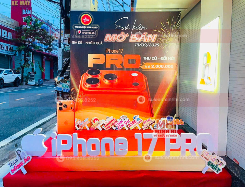 Trang Trí Sự Kiện Mở Bán iPhone 17 Pro Nổi Bật, Thu Hút Khách Hàng Mô hình trang trí ra mắt sản phẩm cho sự kiện mở bán iphone với hình chiếc điện thoại màu sắc theo xu hướng hiện nay