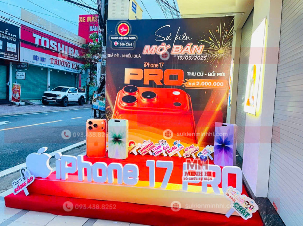 Trang Trí Sự Kiện Mở Bán iPhone 17 Pro Nổi Bật, Thu Hút Khách Hàng Phụ kiện cầm tay thiết kế theo chủ đề concept sự kiện mở bán iphone