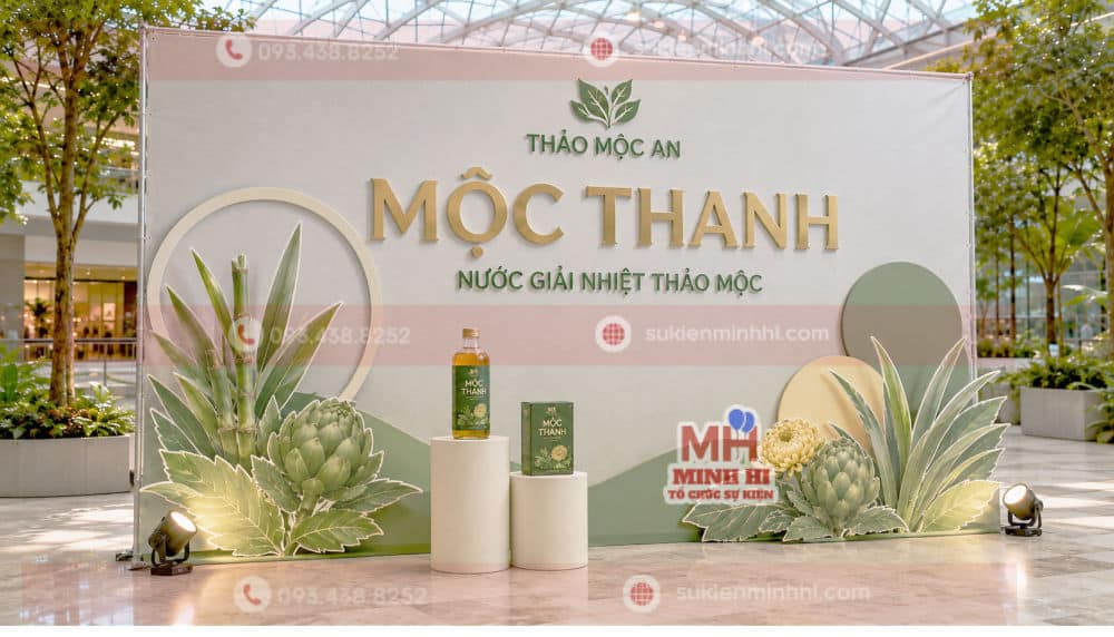 Top 10 Ý Tưởng Trang Trí Ra Mắt Sản Phẩm Ấn Tượng Nhất Trang trí ra mắt sản phẩm với backdrop bạt Hiflex nền bạc ốp chữ và họa tiết formex nổi cho sản phẩm Mộc Thanh