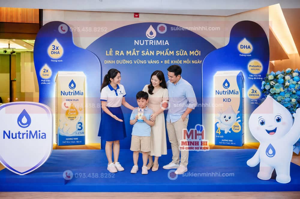 Top 10 Ý Tưởng Trang Trí Ra Mắt Sản Phẩm Ấn Tượng Nhất Booth trải nghiệm sản phẩm sữa NutriMia với nhân viên hướng dẫn và gia đình dùng thử