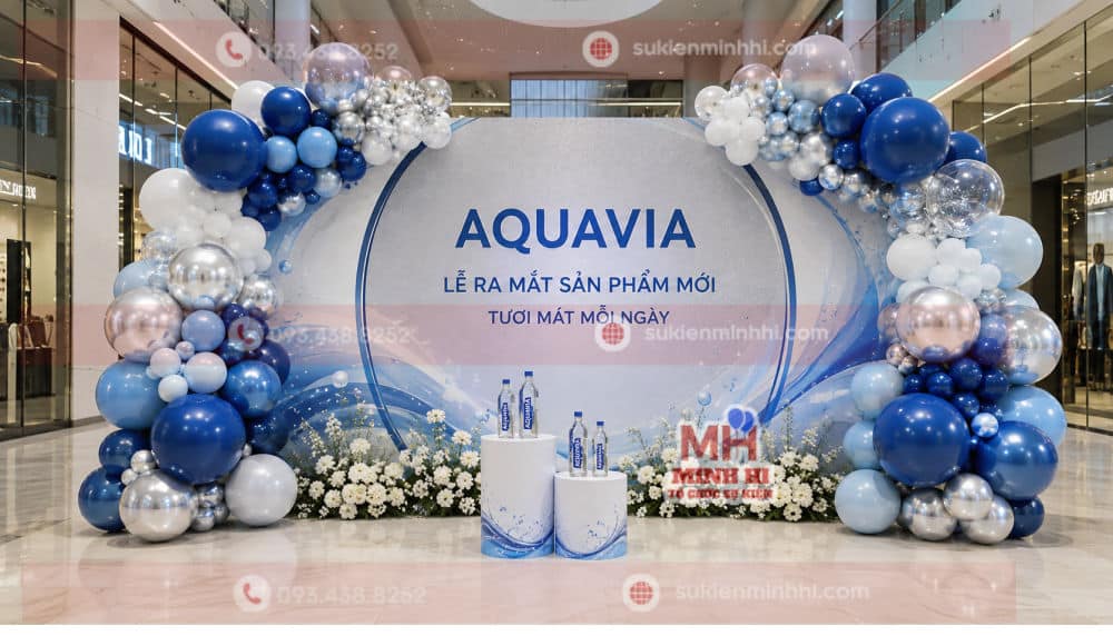 Top 10 Ý Tưởng Trang Trí Ra Mắt Sản Phẩm Ấn Tượng Nhất Trang trí bong bóng cho lễ ra mắt sản phẩm với tone bạc phối xanh dương theo màu thương hiệu AQUAVIA