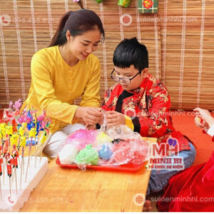 Nghệ nhân nặn Tò He tại sự kiện tết với khách mời trãi nghiệm trực tiếp